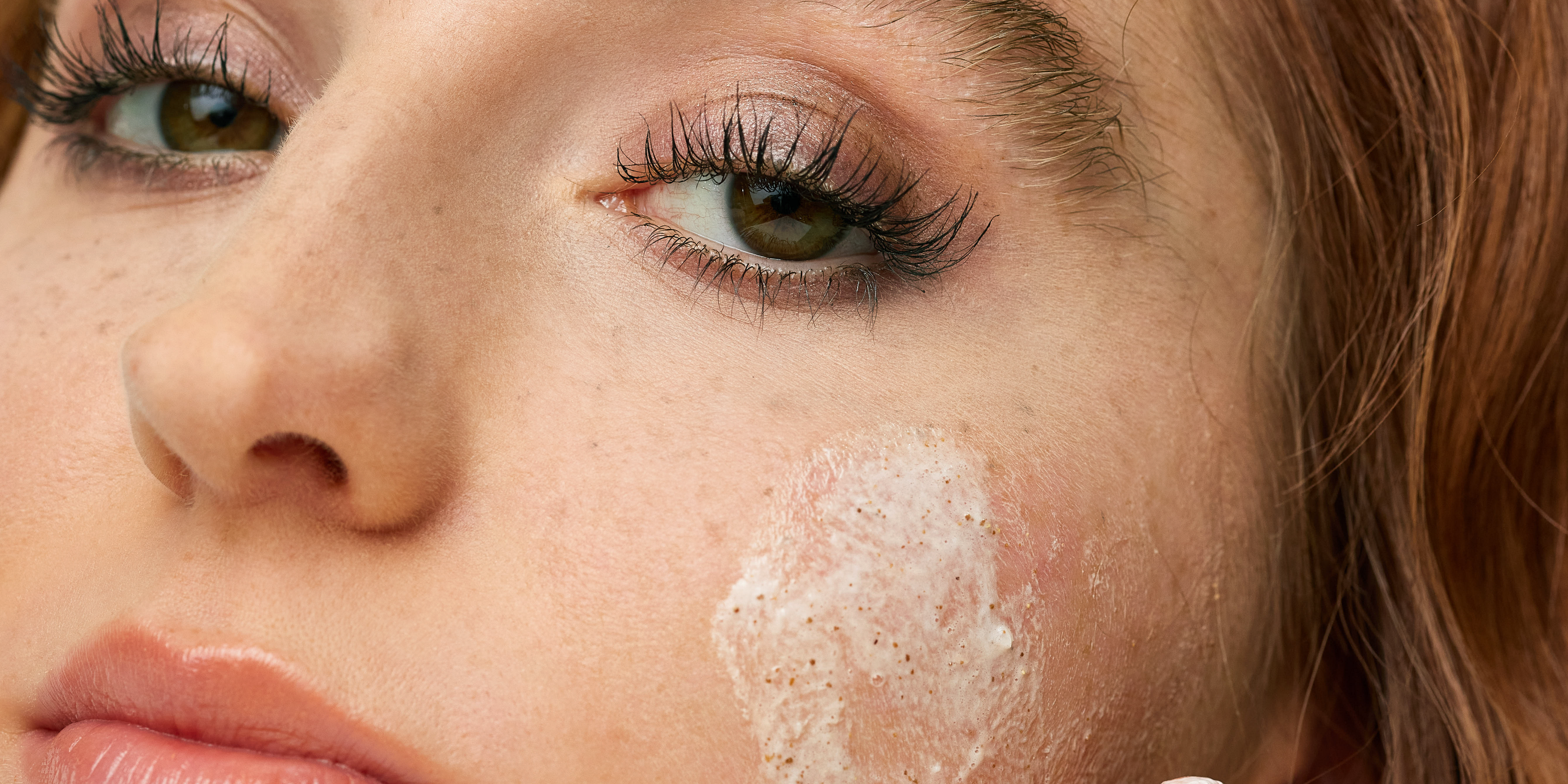 Gesichtsreiniger, Model verwendet Waschgel, HEJ ORGANIC