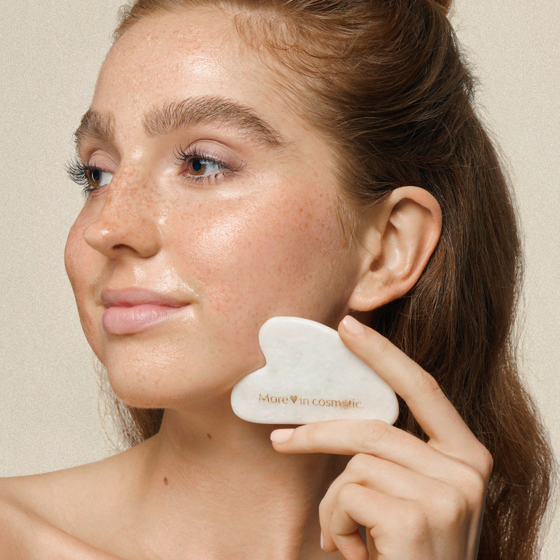 gua sha, Model mit Produkt, HEJ ORGANIC